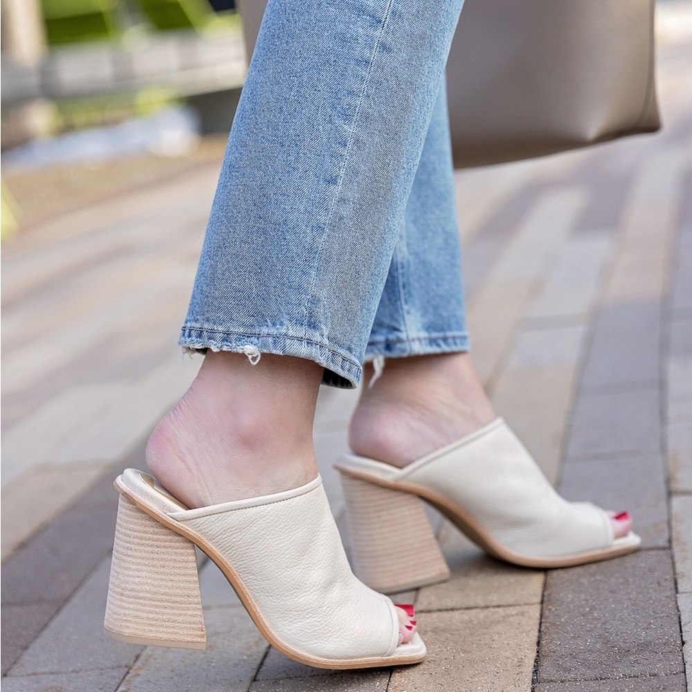 Like new Dolce Vita Mavise Slide Sandal